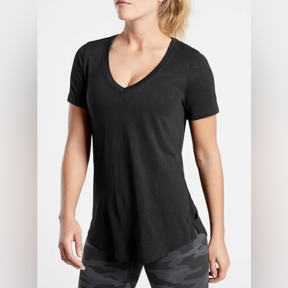 Athleta breezy scoop v tee size M